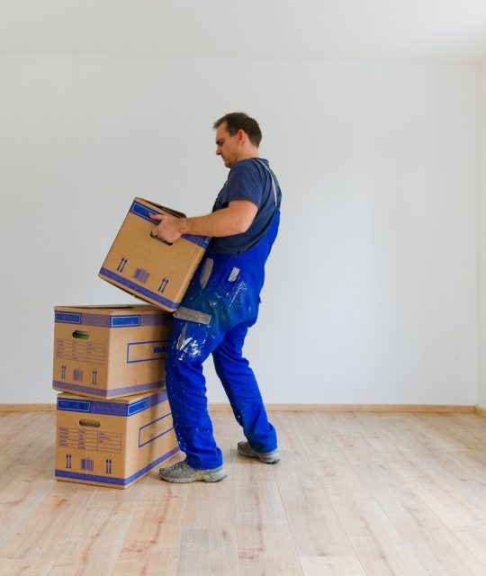 mann beim karton tragen 2